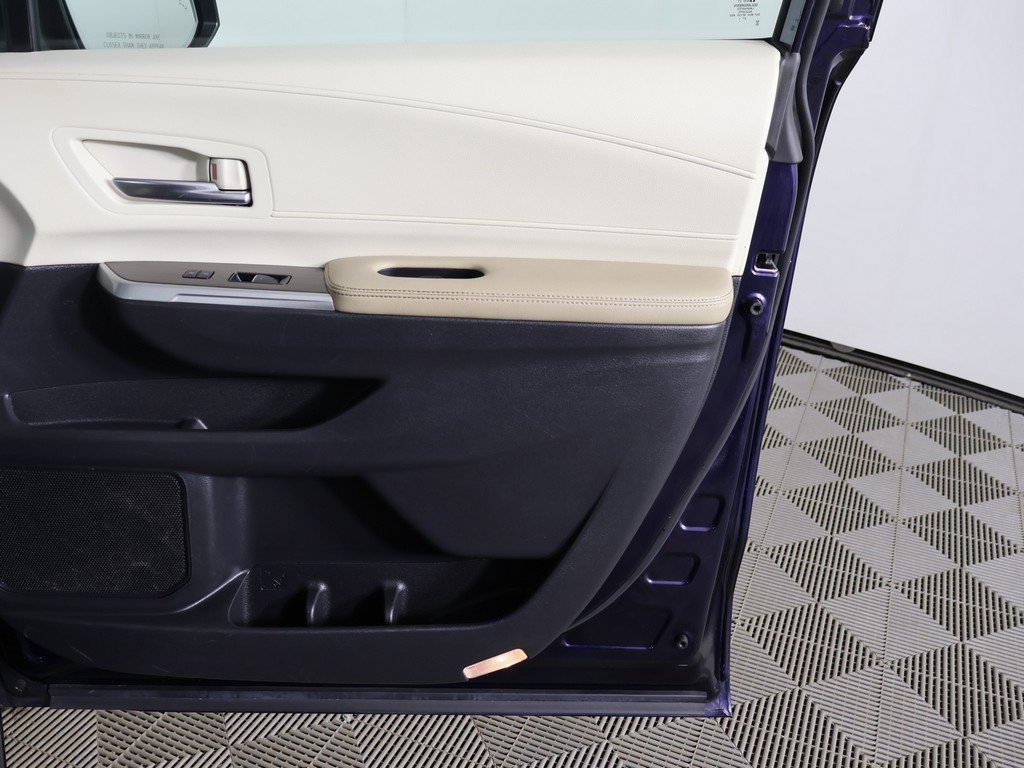 Used 2022 Toyota Sienna Limited image 25