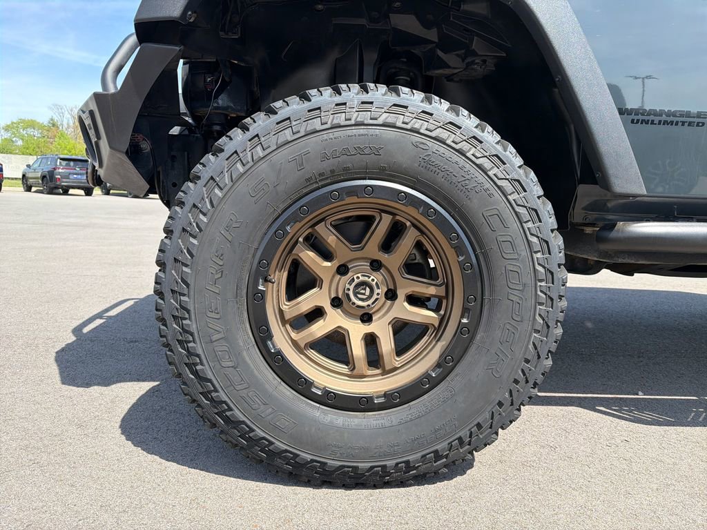 Used 2017 Jeep Wrangler Unlimited Rubicon w/ Connectivity Group image 2