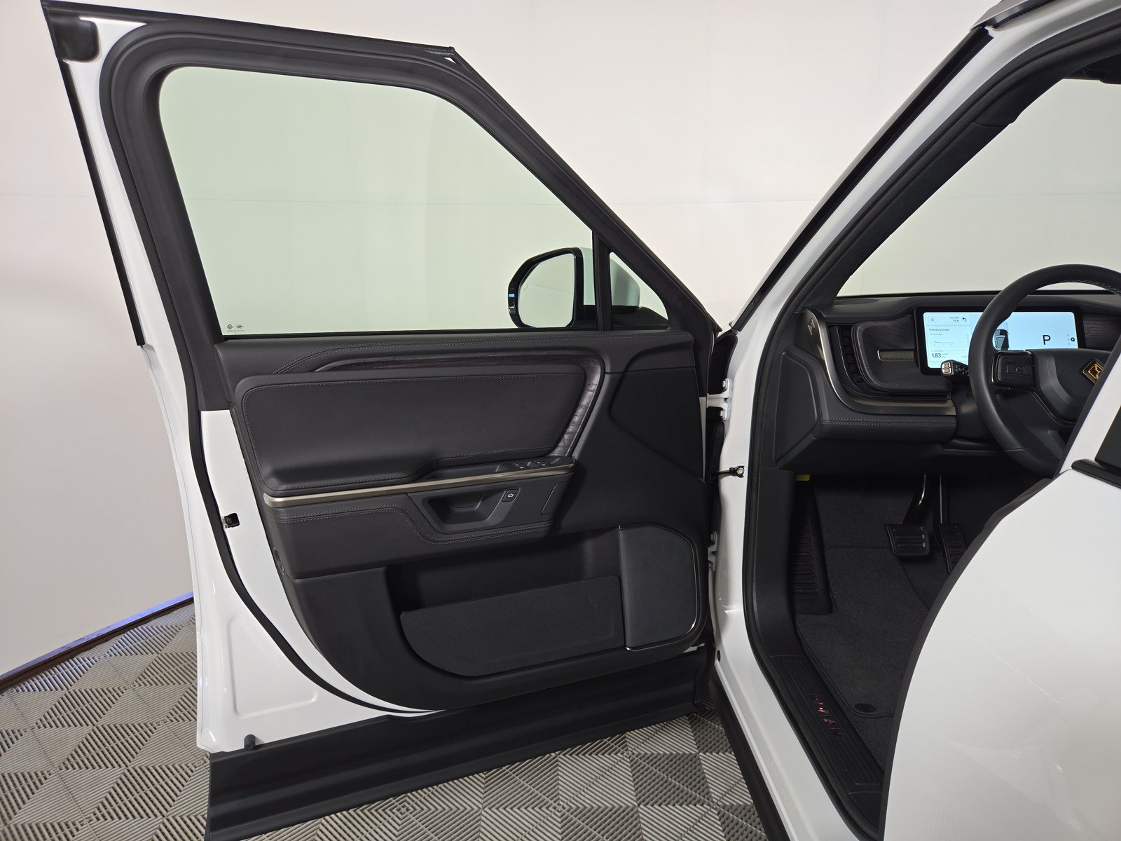 Used 2025 Rivian R1S Adventure AWD/4WD image 16
