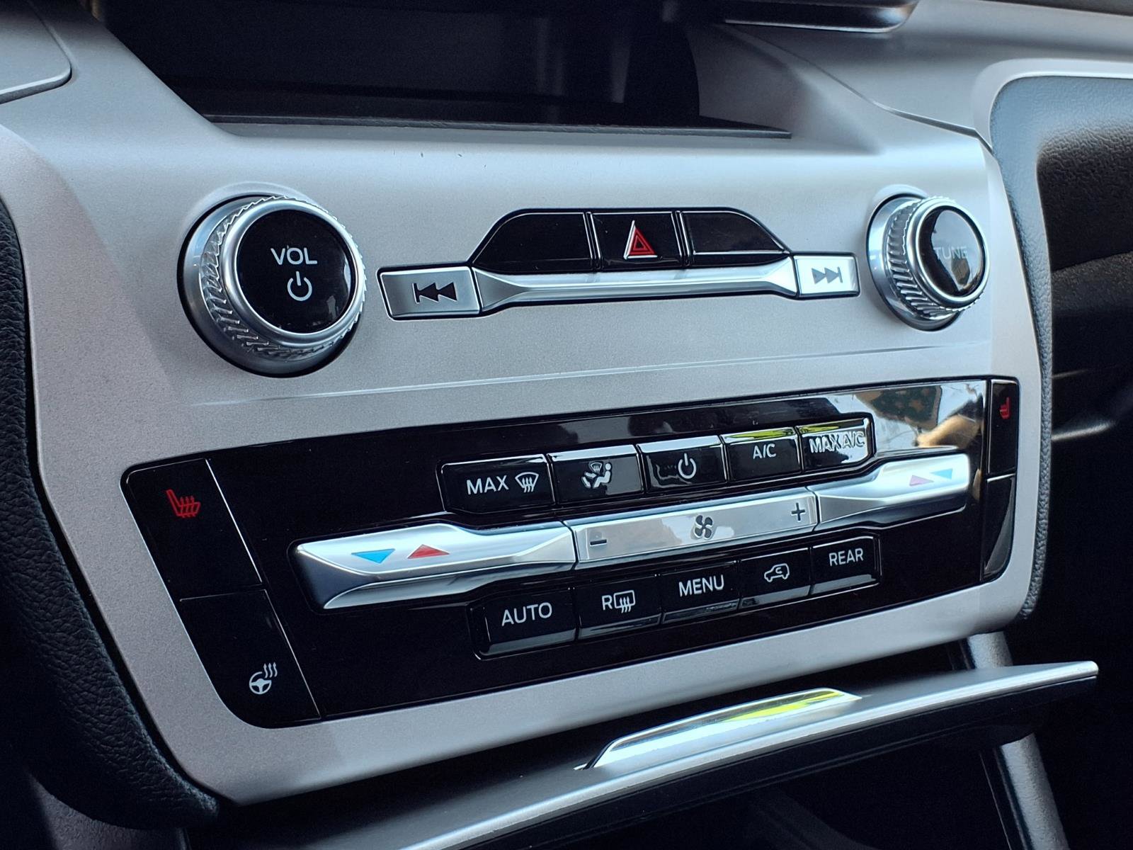 Used 2024 Ford Explorer XLT w/ Equipment Group 202A AWD/4WD image 13