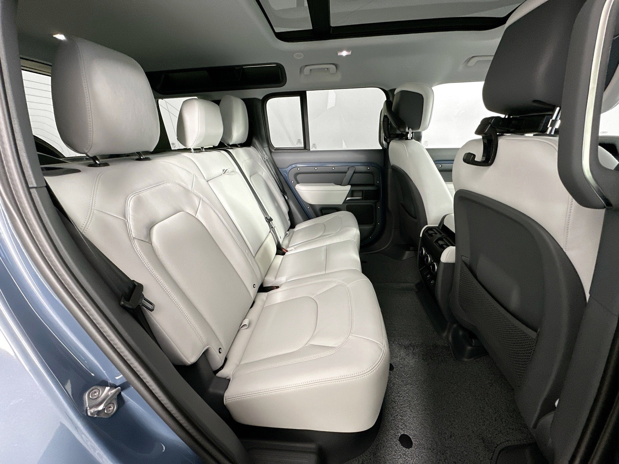 Used 2025 Land Rover Defender 110 S image 25