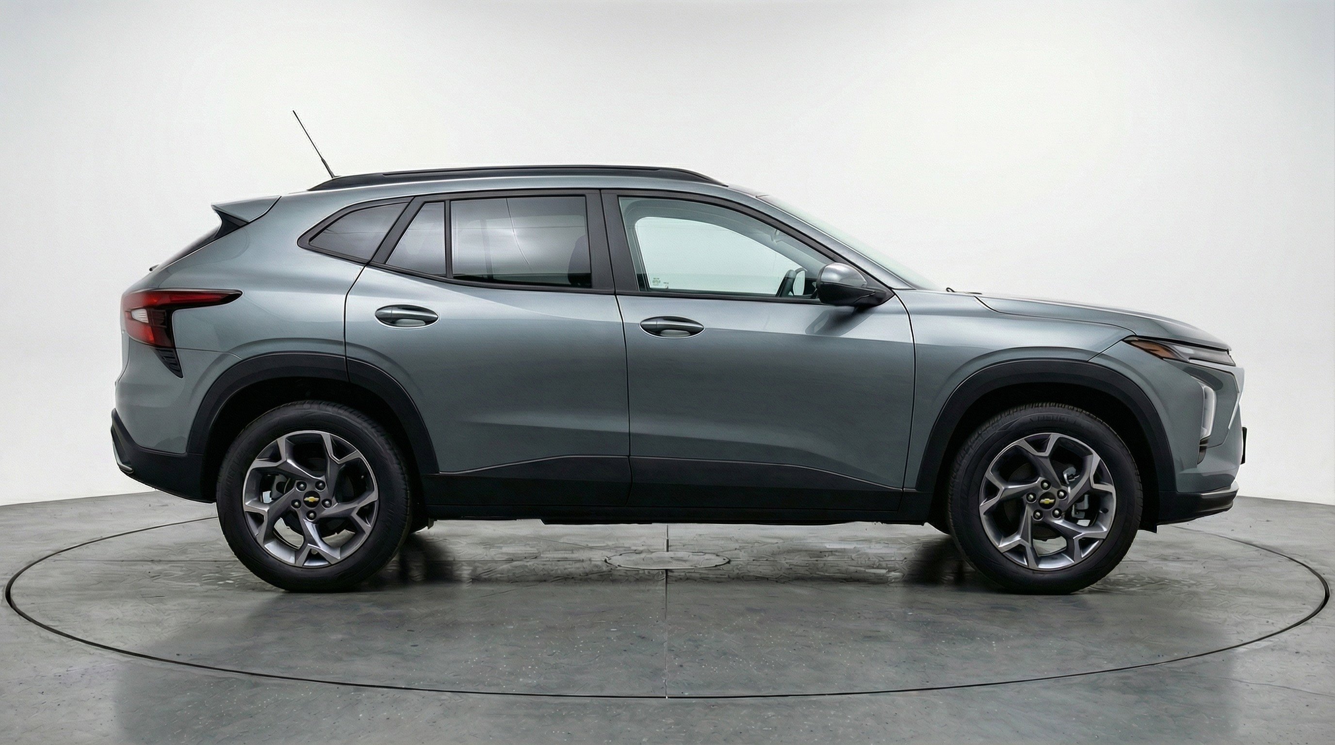 Used 2025 Chevrolet Trax LT FWD image 11