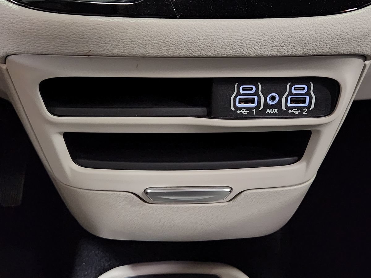 Used 2023 Chrysler Pacifica Touring-L FWD image 39