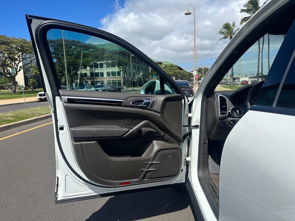 Used 2018 Porsche Cayenne Platinum Edition w/ Premium Package image 17