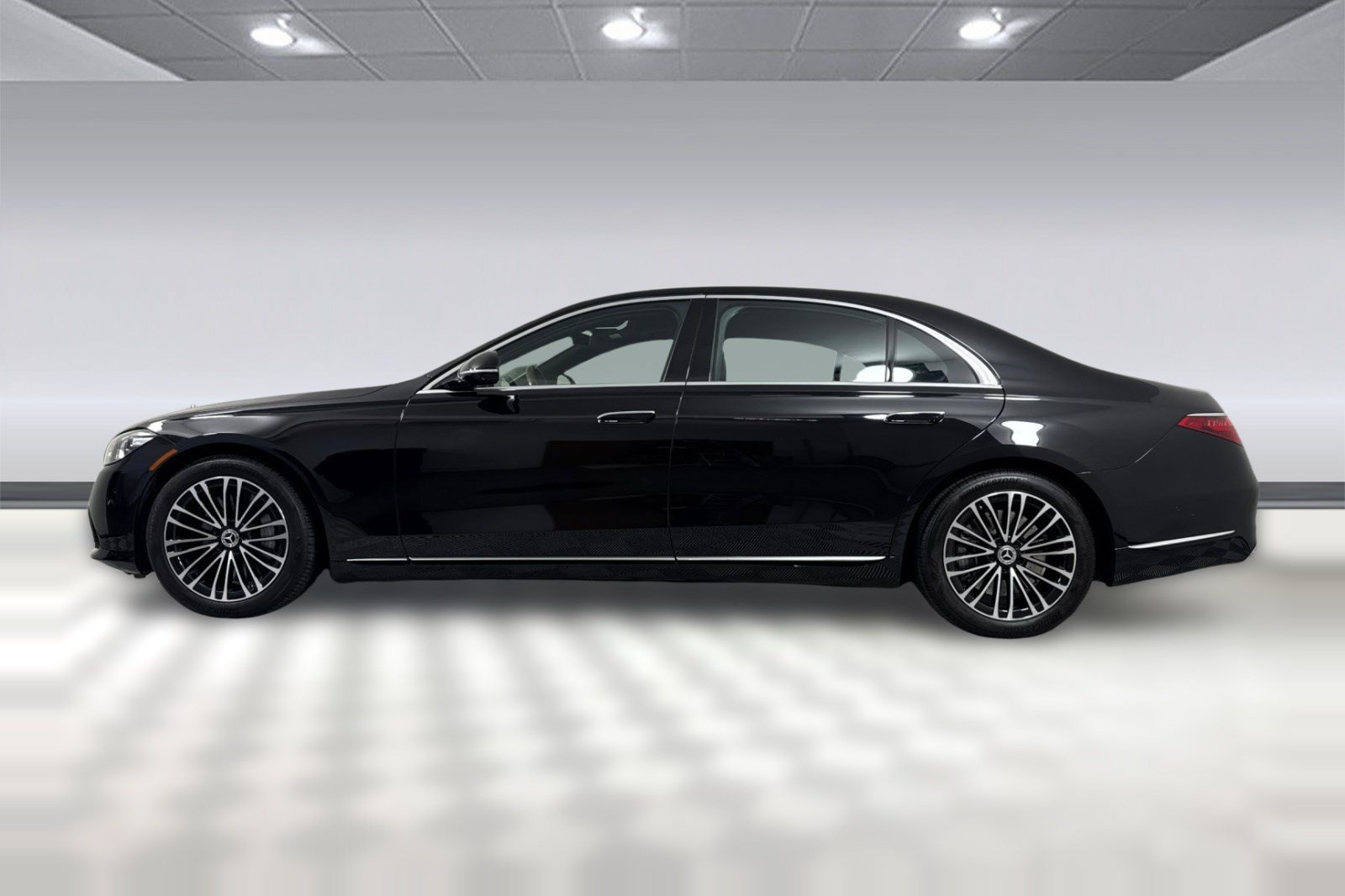 Used 2024 Mercedes-Benz S 580 4MATIC Sedan image 2
