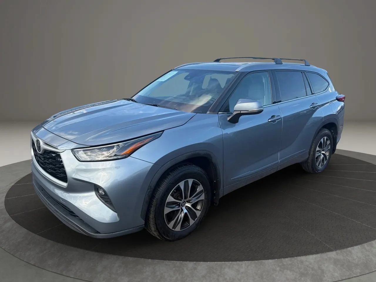 Used 2022 Toyota Highlander XLE AWD/4WD image 1