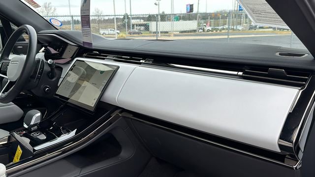 Used 2025 Land Rover Range Rover Sport SE image 35