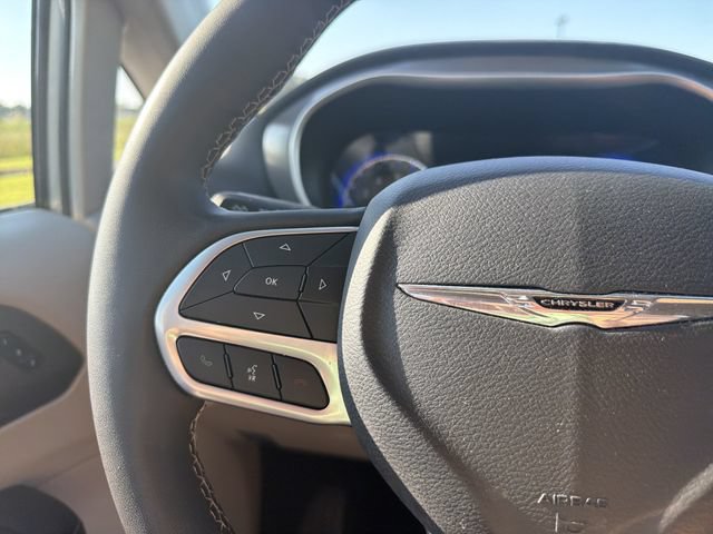 Used 2023 Chrysler Pacifica Touring-L FWD image 26