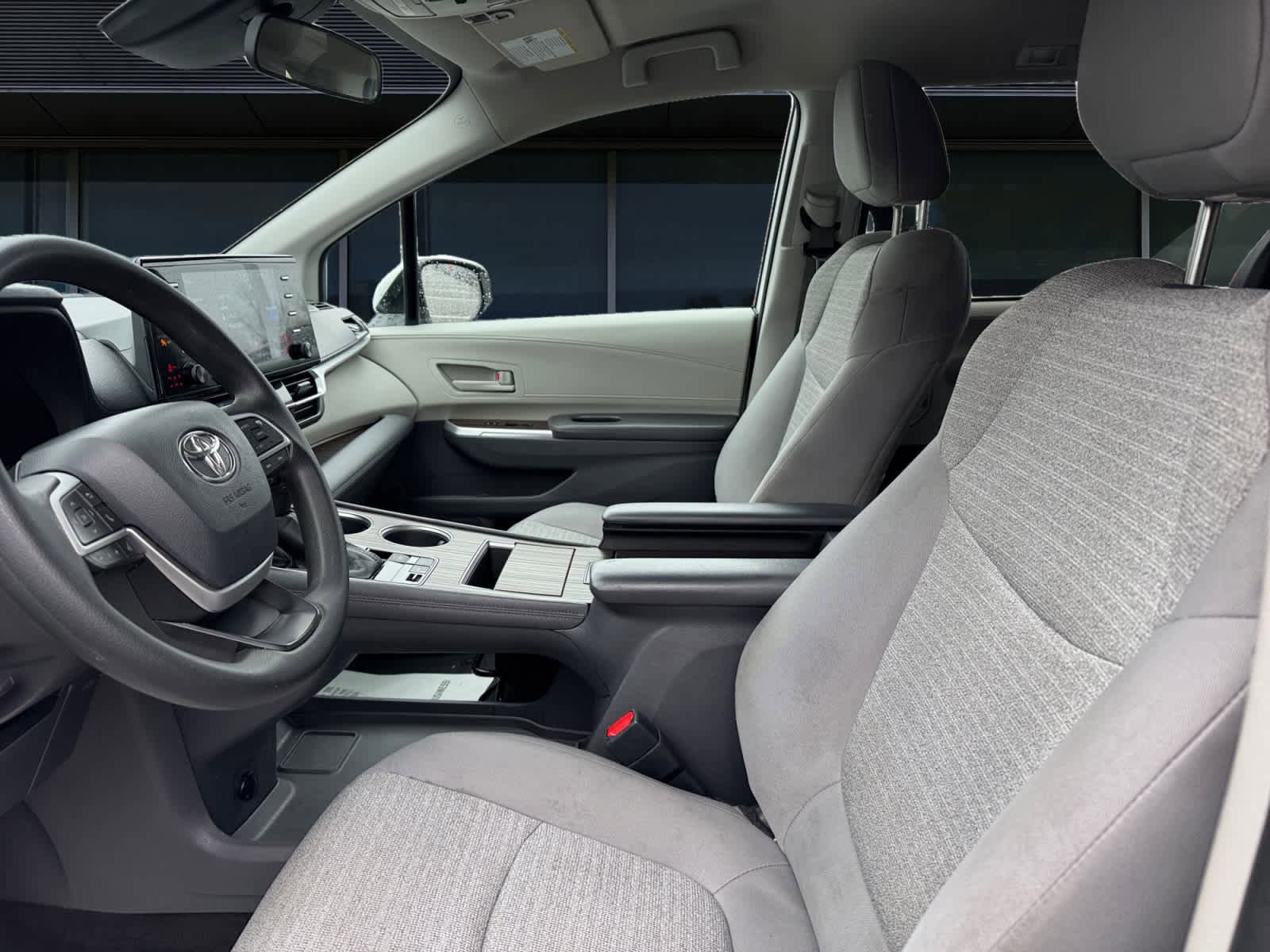 Used 2021 Toyota Sienna LE FWD image 2