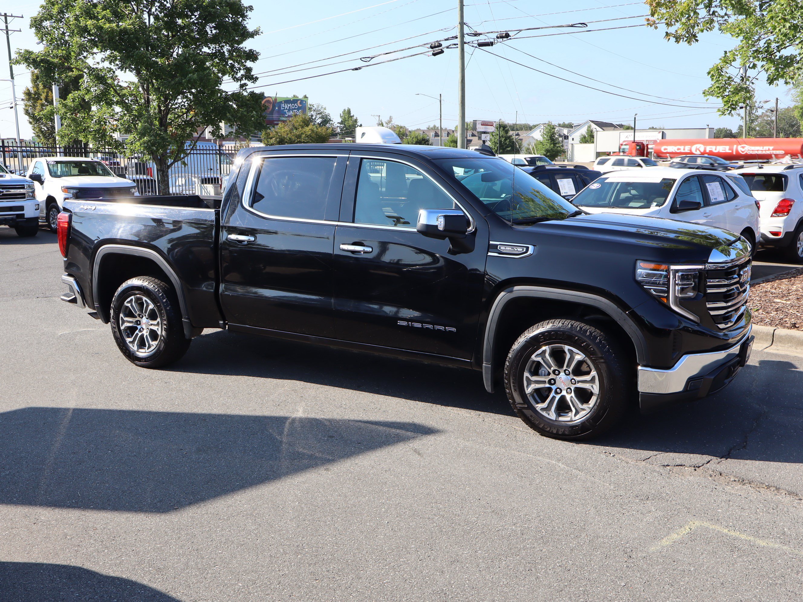 Used 2025 GMC Sierra 1500 SLT AWD/4WD image 11