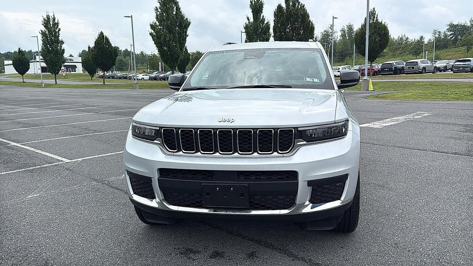 Used 2023 Jeep Grand Cherokee L Laredo AWD/4WD image 16