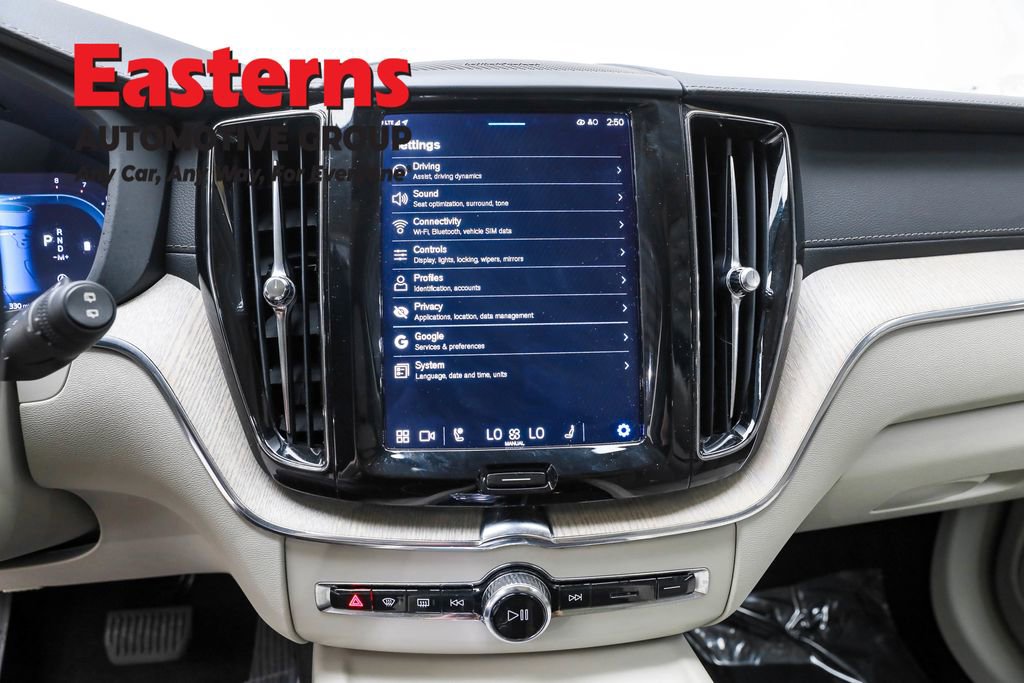 Used 2022 Volvo XC60 B6 Inscription image 12