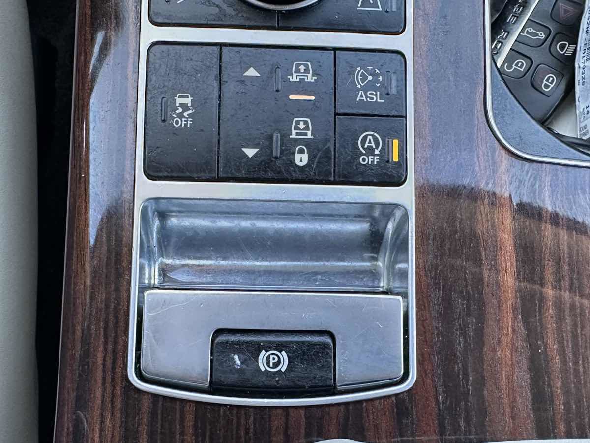 Used 2014 Land Rover Range Rover HSE image 47