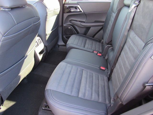 New 2025 Mitsubishi Outlander SE image 8