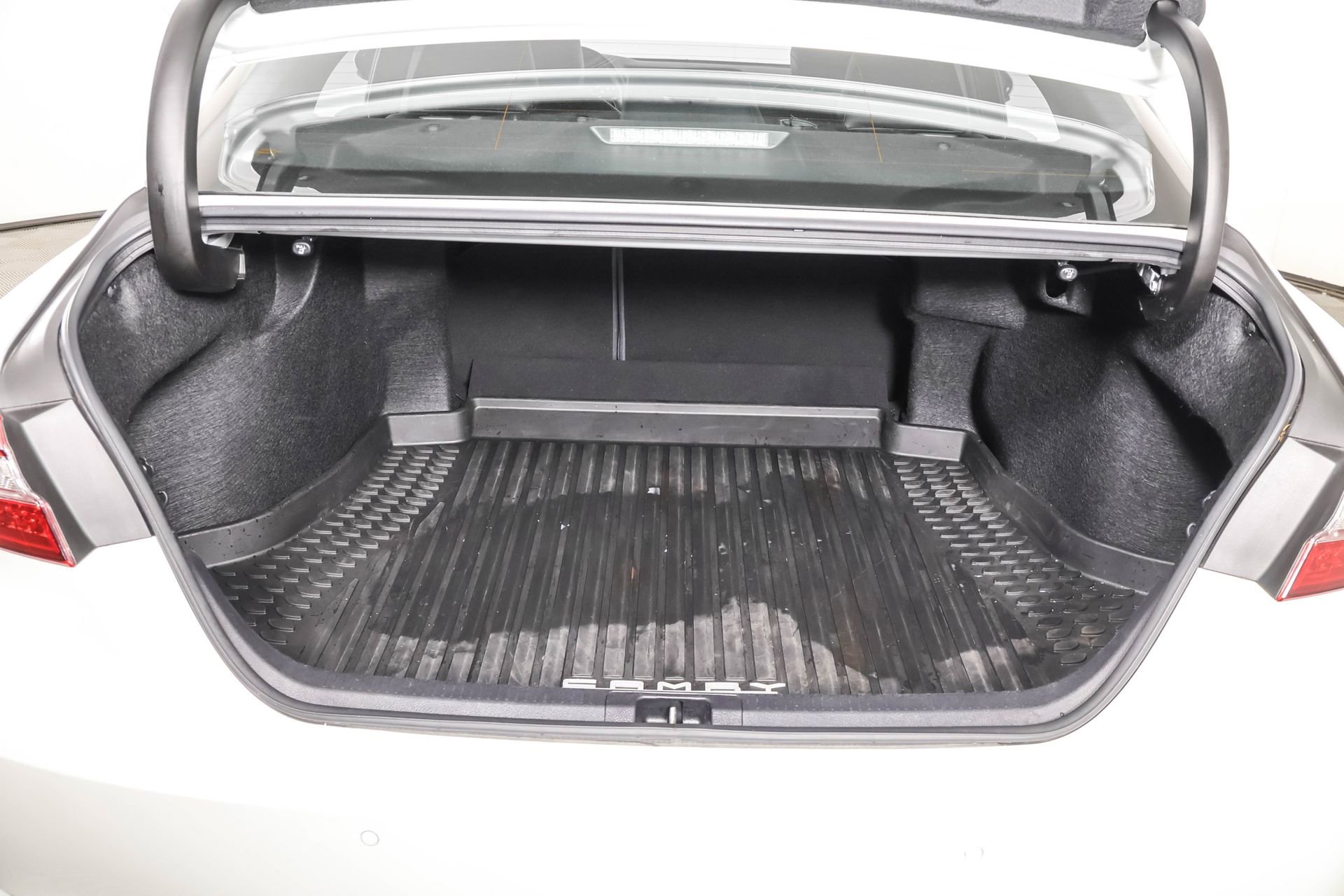 Used 2018 Toyota Camry XSE image 38