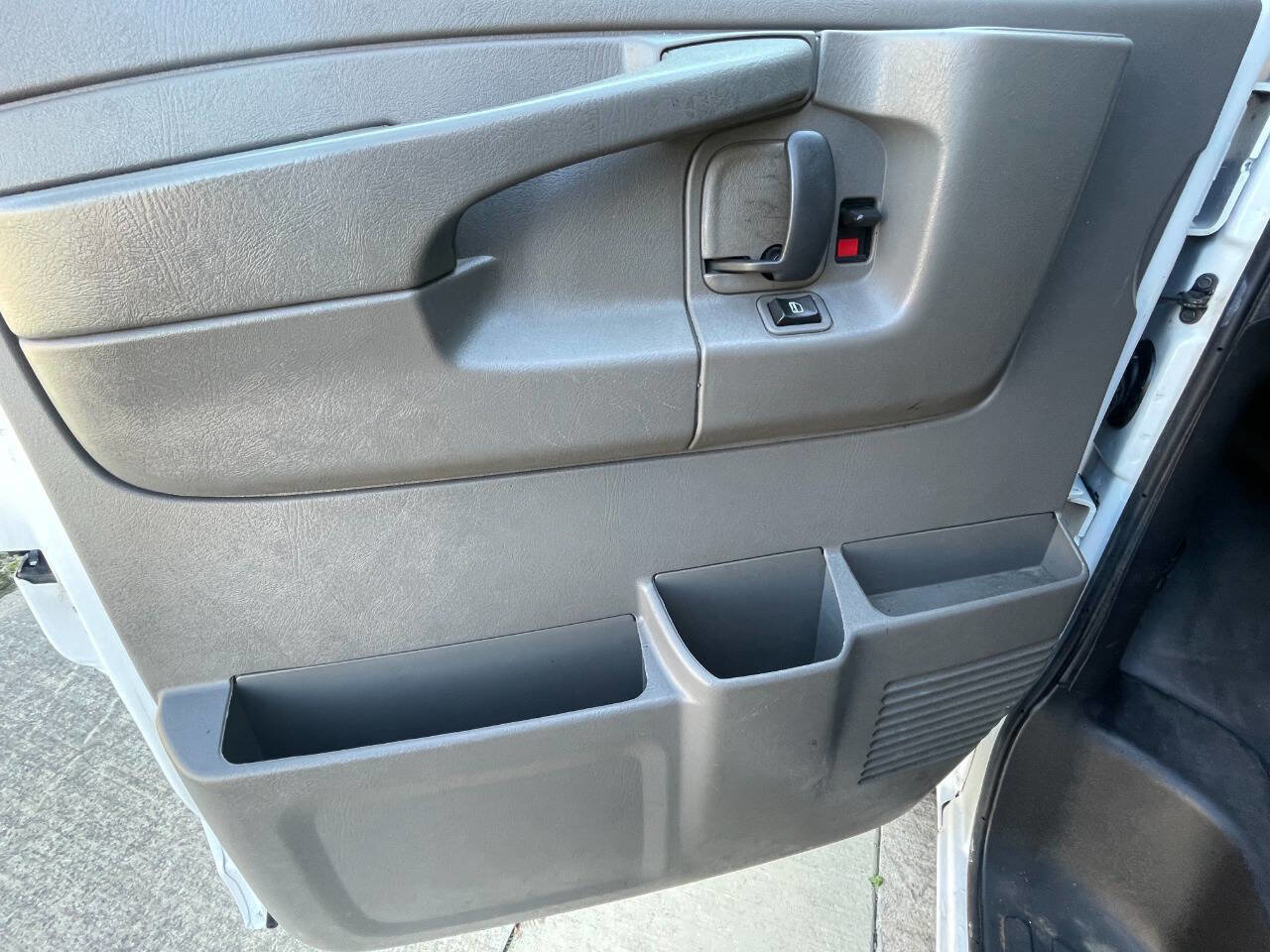 Used 2015 Chevrolet Express 2500 image 11