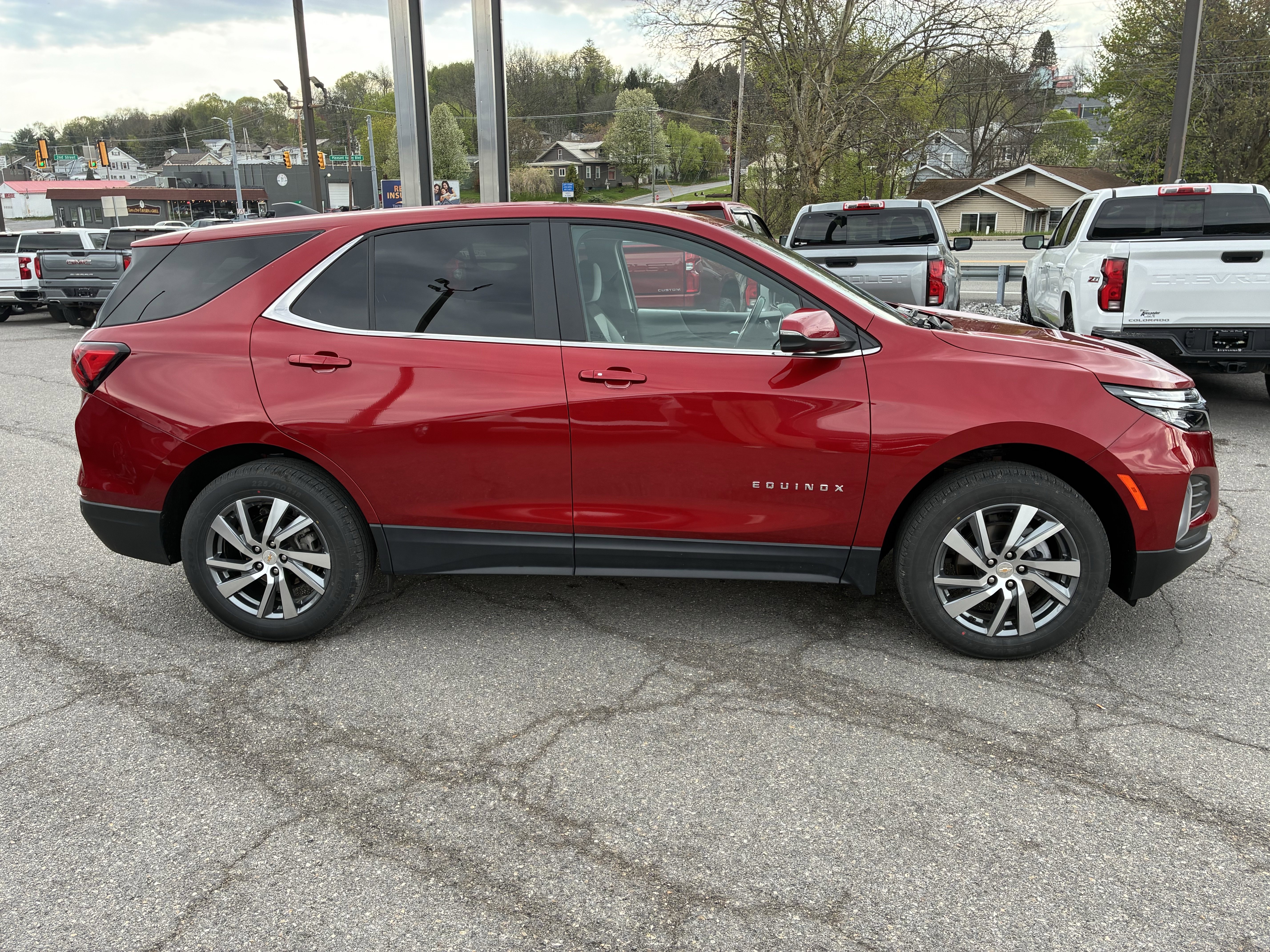Used 2022 Chevrolet Equinox LT AWD/4WD image 2