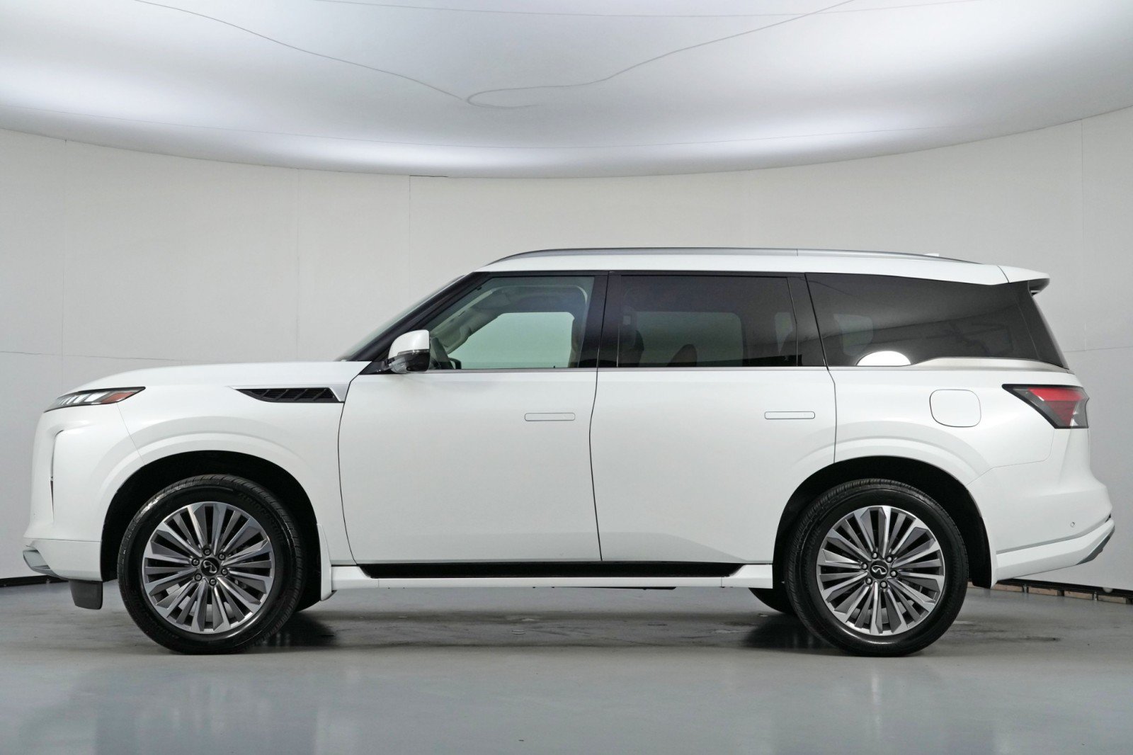 Used 2025 INFINITI QX80 Luxe w/ Cargo Package AWD/4WD image 9