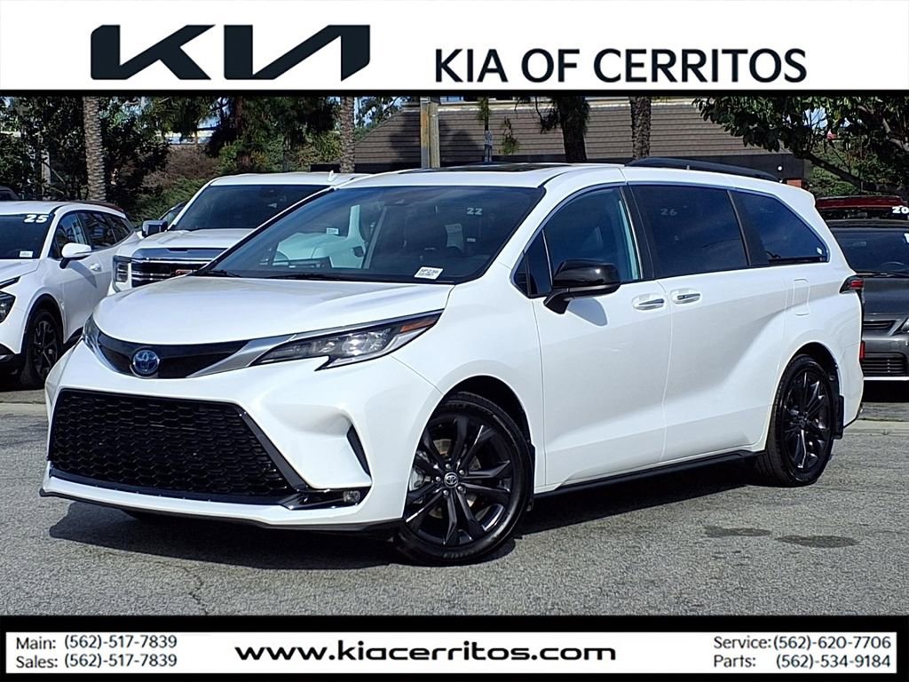 Used 2024 Toyota Sienna XSE image 1
