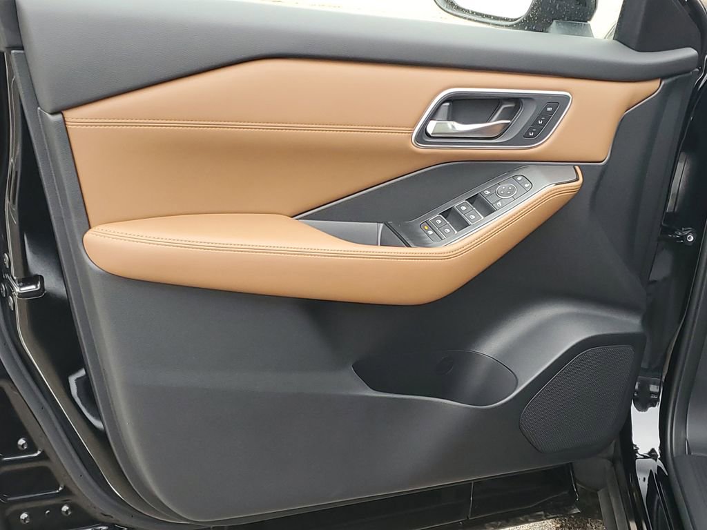 New 2026 Nissan Rogue Platinum image 9