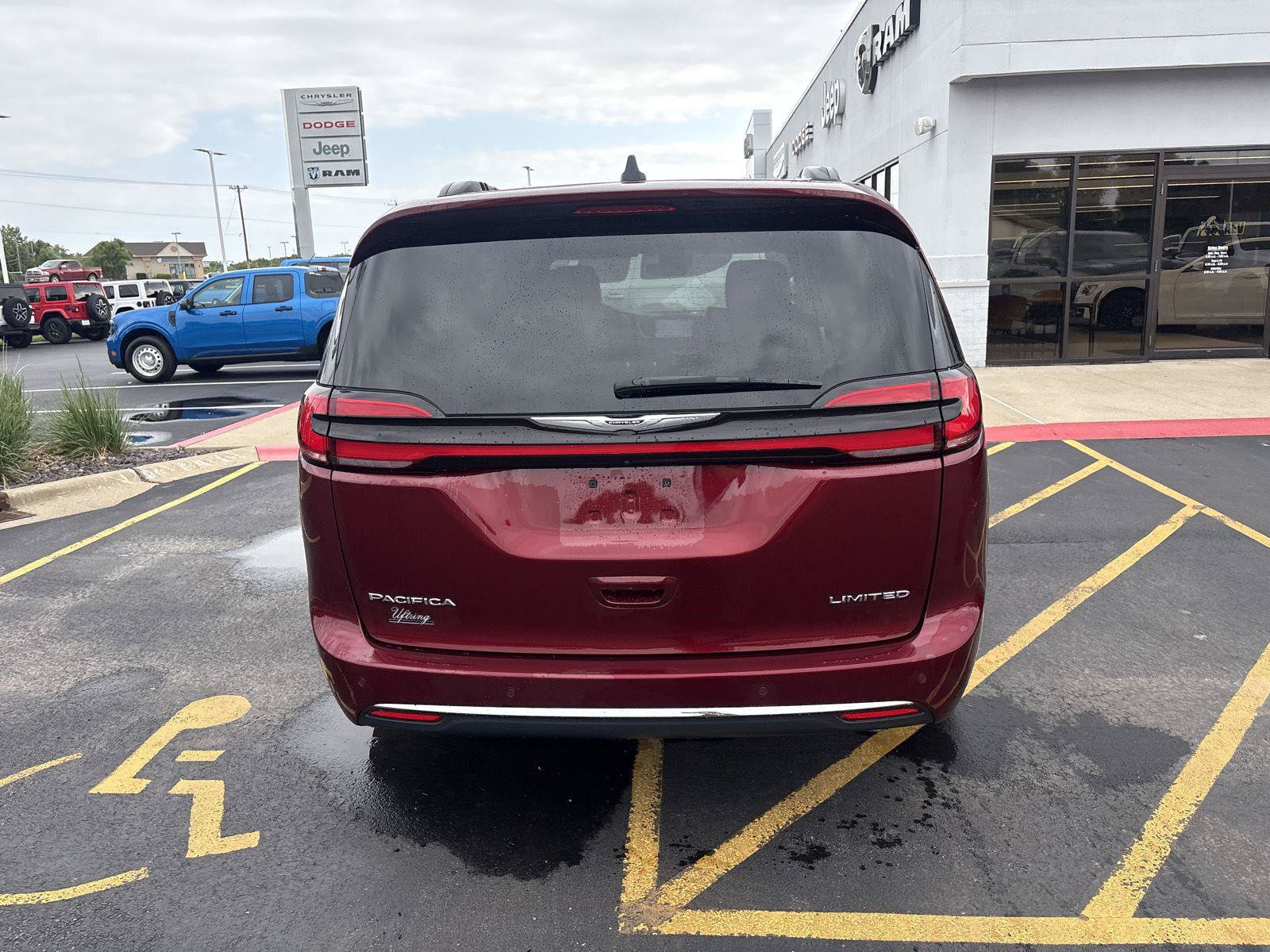 Used 2023 Chrysler Pacifica Limited FWD image 7