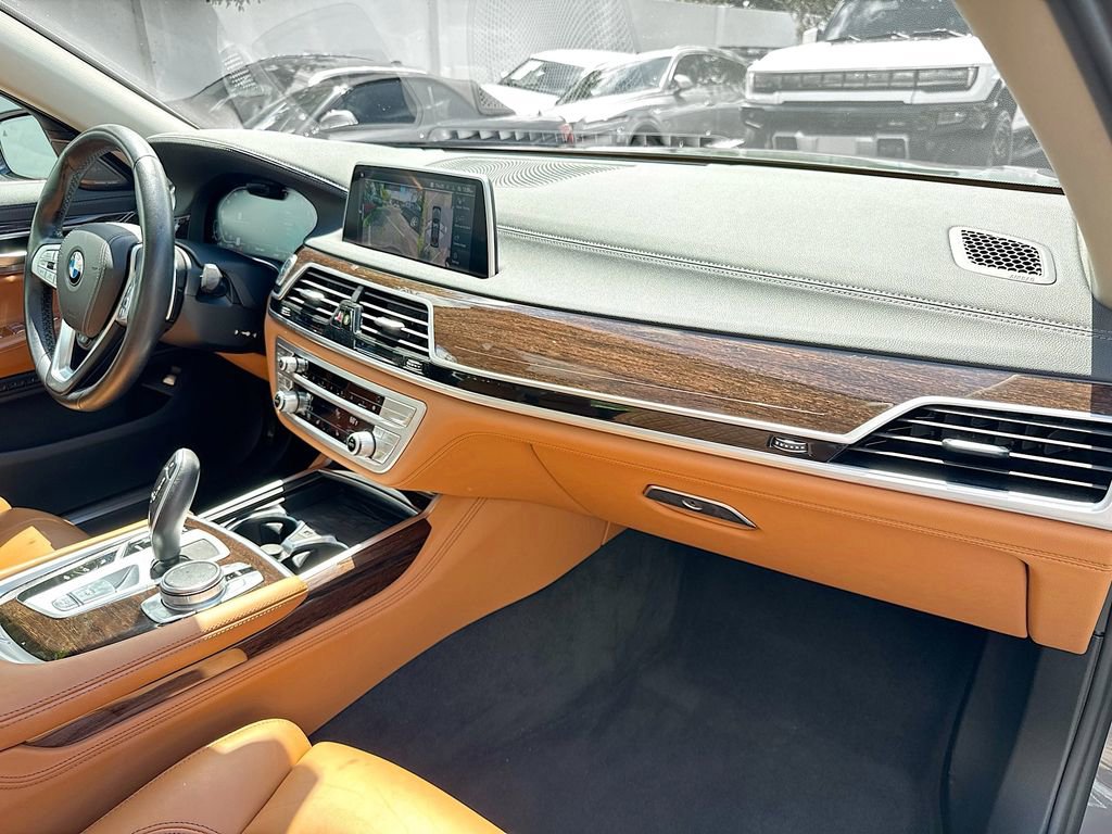 Used 2022 BMW 740i xDrive w/ Premium Package image 32