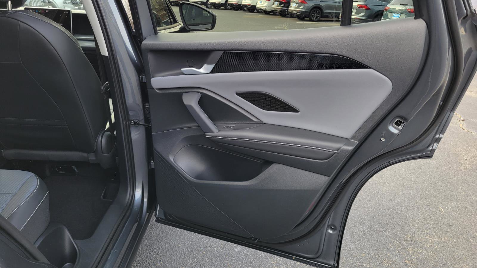 Used 2025 Volkswagen Tiguan SE image 41