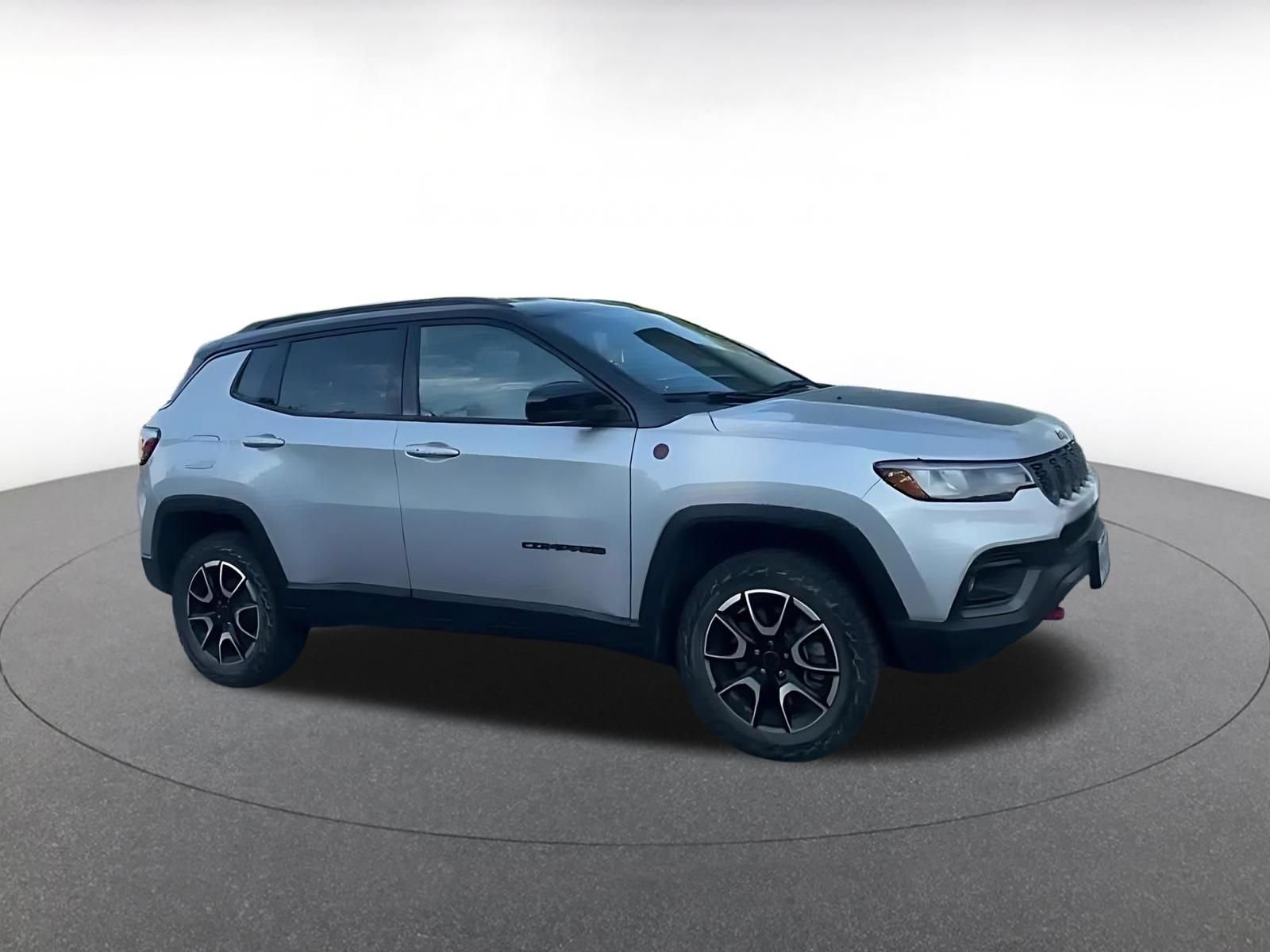 Used 2025 Jeep Compass Trailhawk AWD/4WD image 2