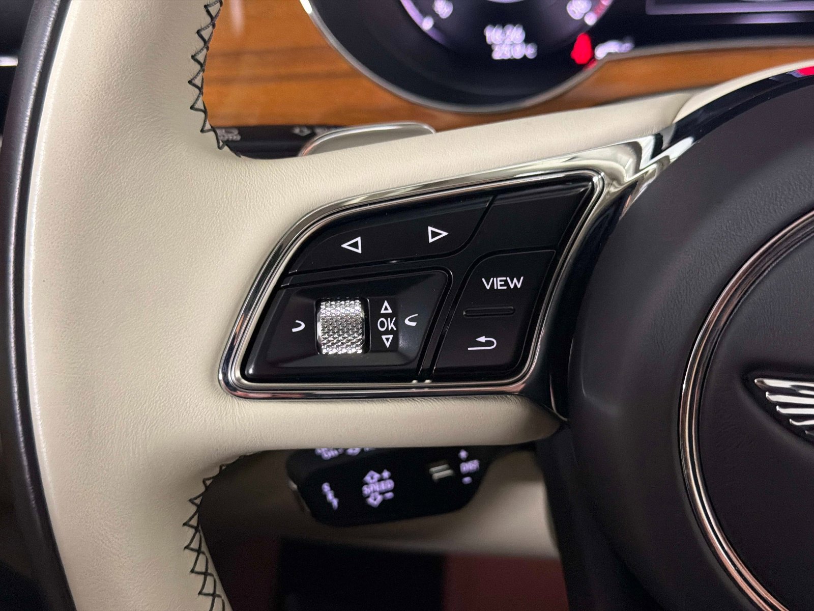 Used 2024 Bentley Bentayga Plug-In Hybrid image 47