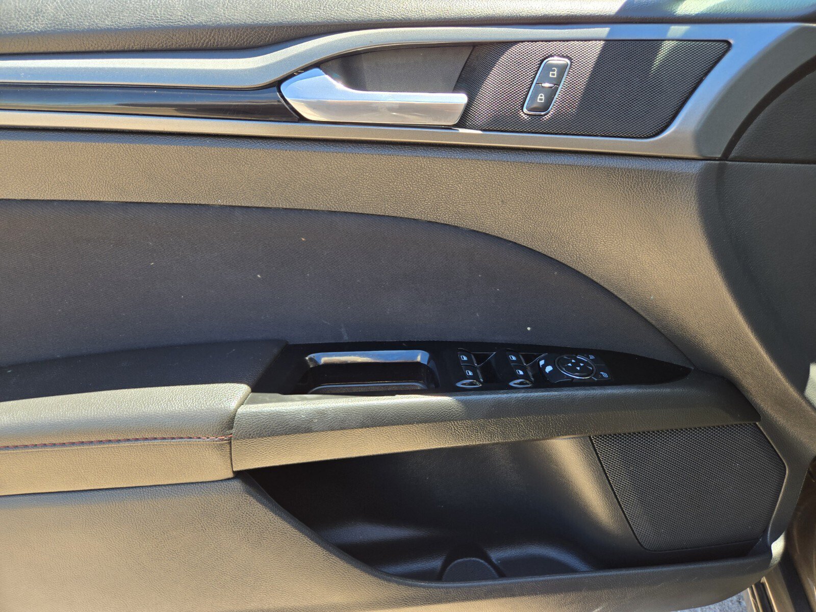 Used 2015 Ford Fusion SE w/ Equipment Group 201A FWD image 12