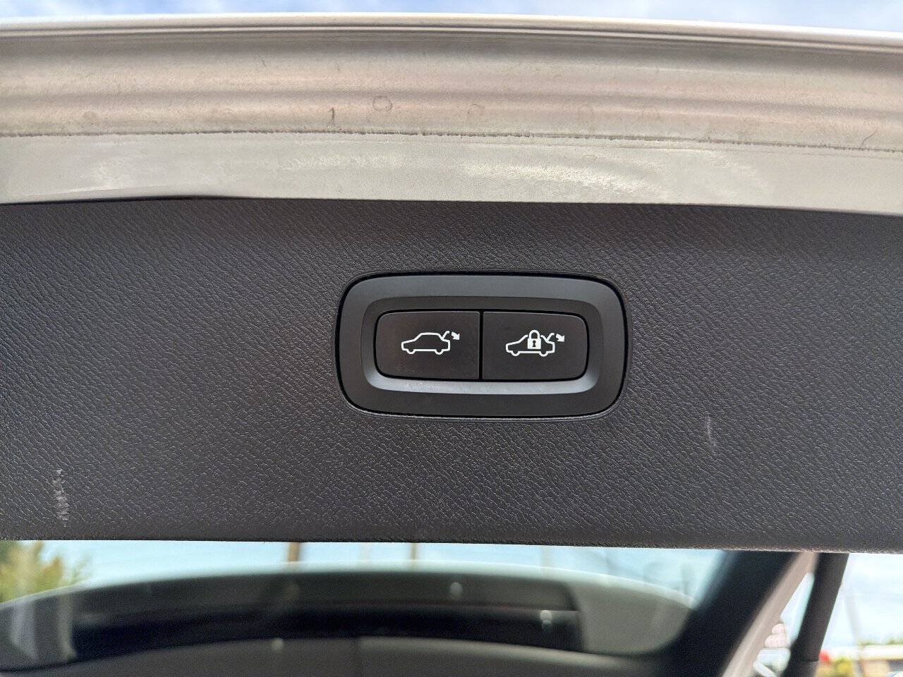 Used 2018 Volvo XC90 T5 Momentum w/ Convenience Package AWD/4WD image 8