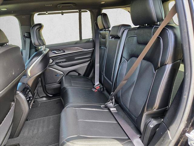 Used 2022 Jeep Grand Cherokee Overland w/ Luxury Tech Group IV AWD/4WD image 18