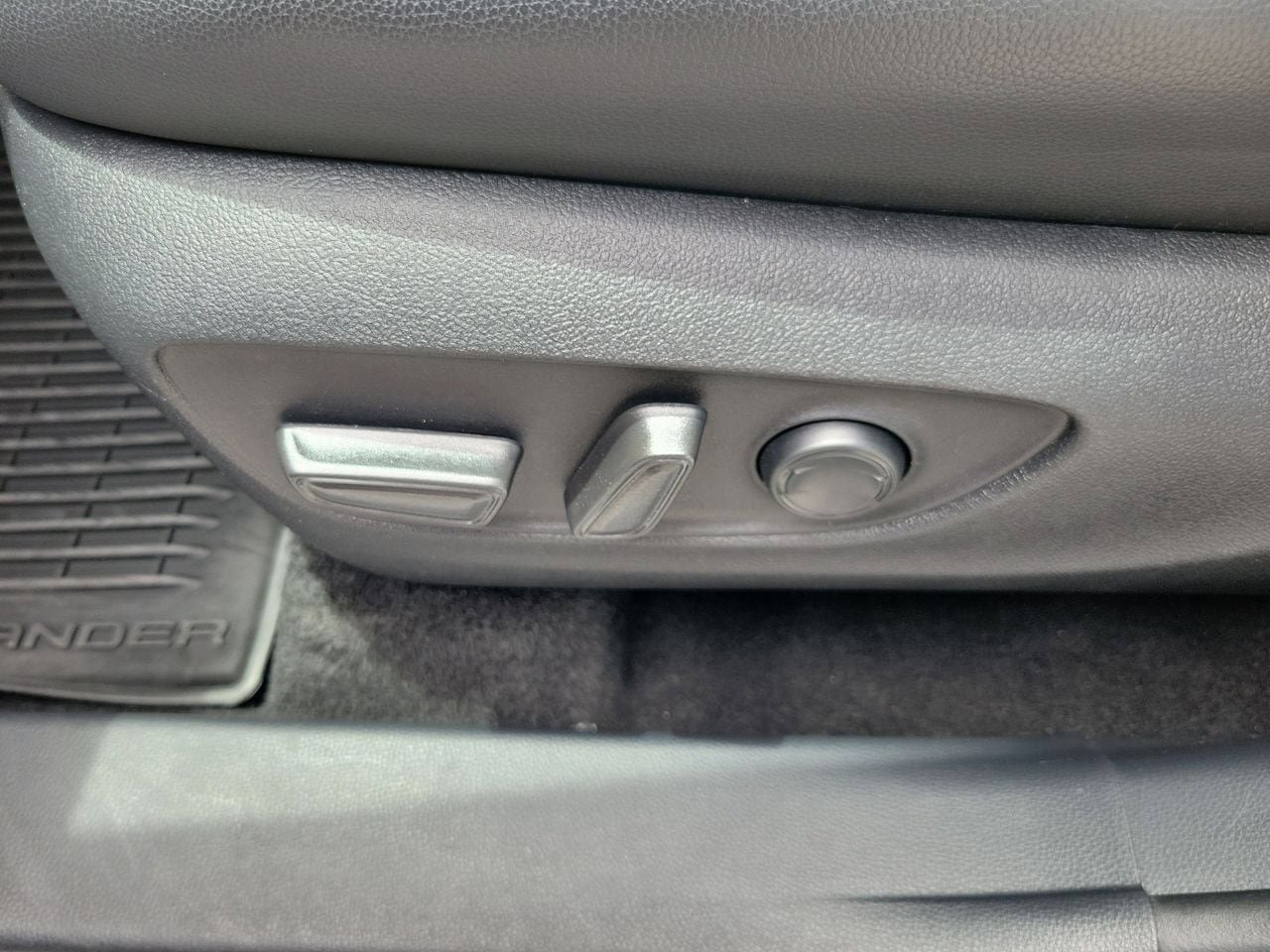 Used 2025 Toyota Highlander XLE FWD image 18