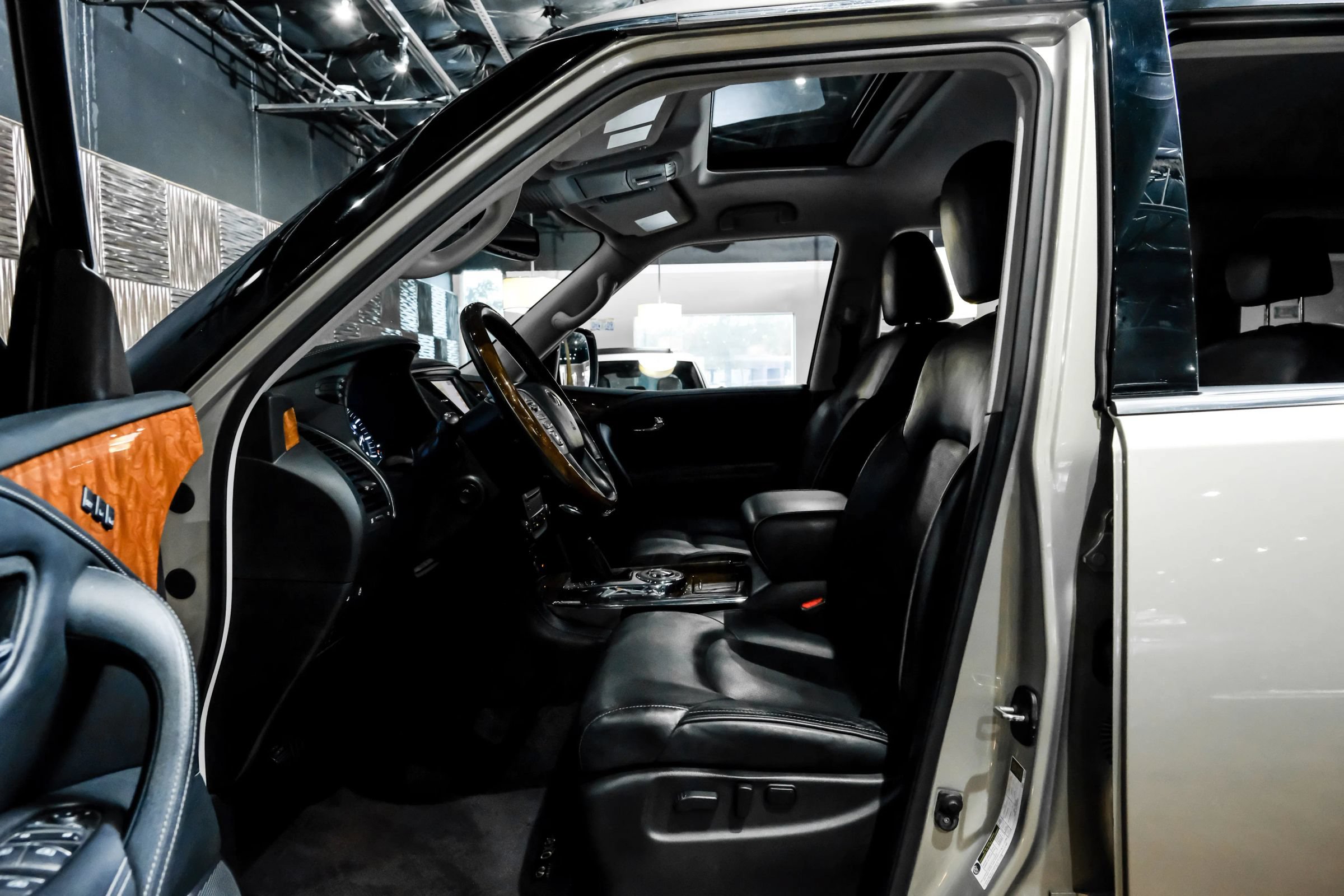 Used 2019 INFINITI QX80 Luxe RWD image 4