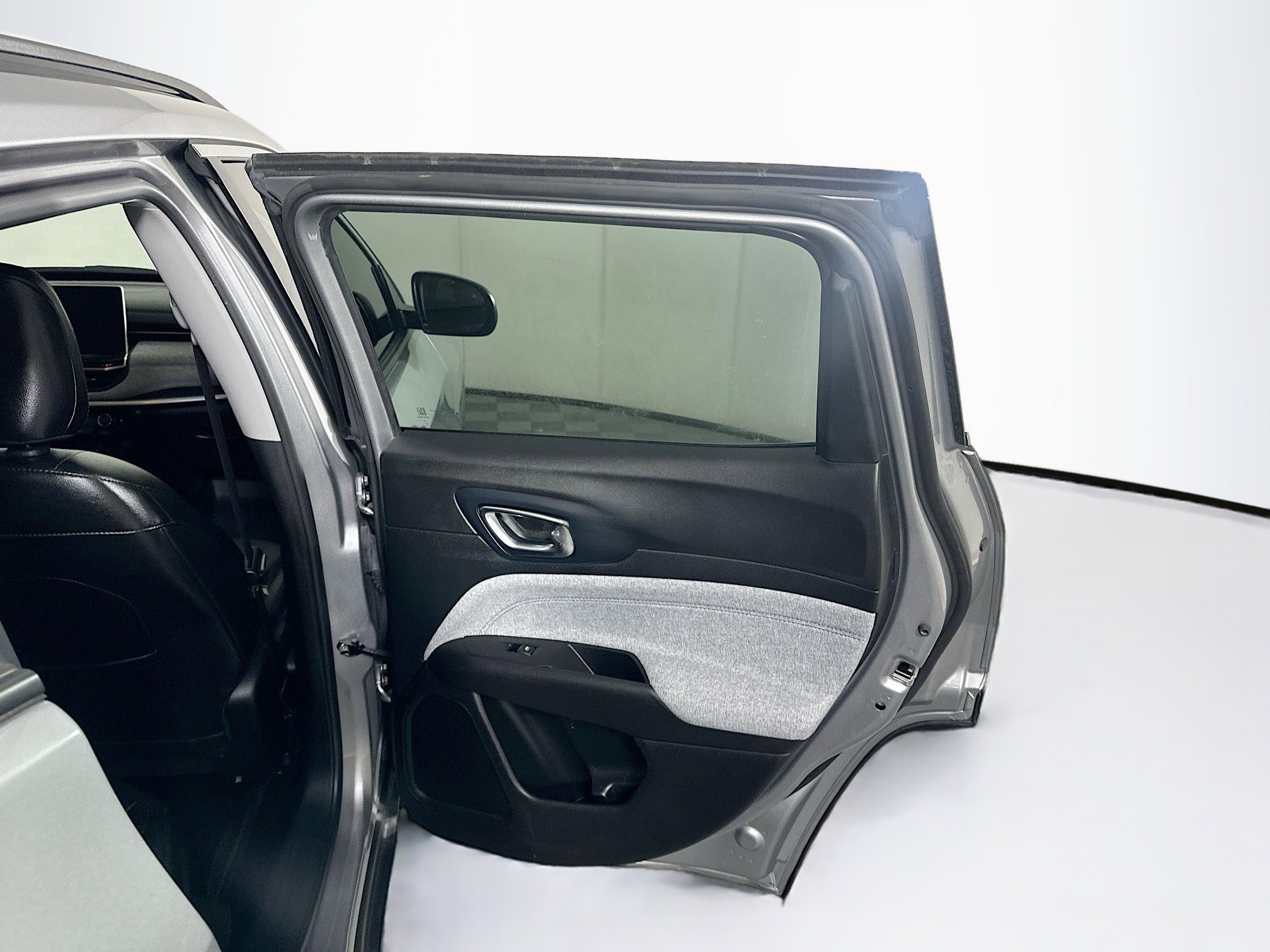 Used 2022 Jeep Compass Latitude image 28