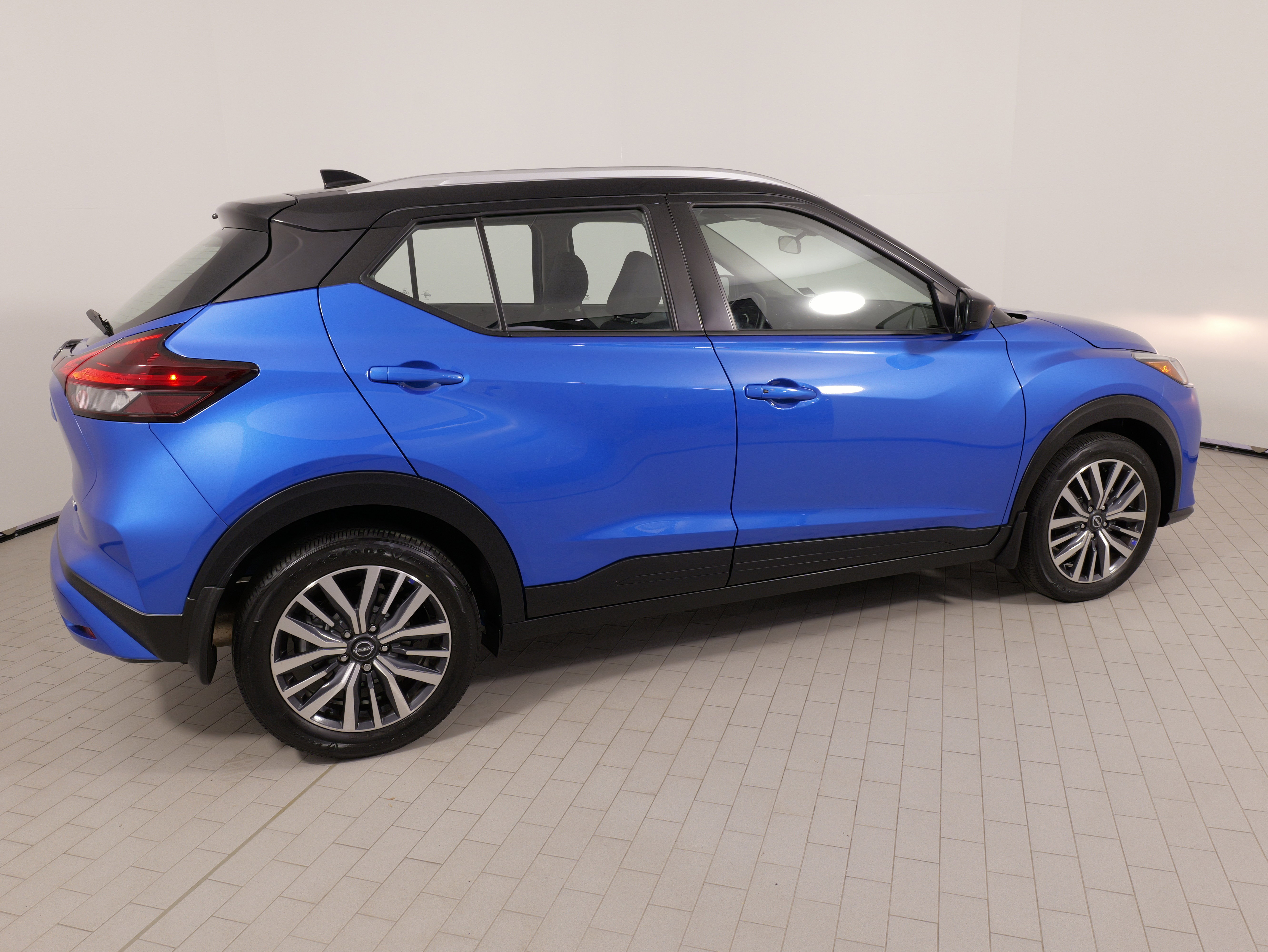 Used 2023 Nissan Kicks SV FWD image 10