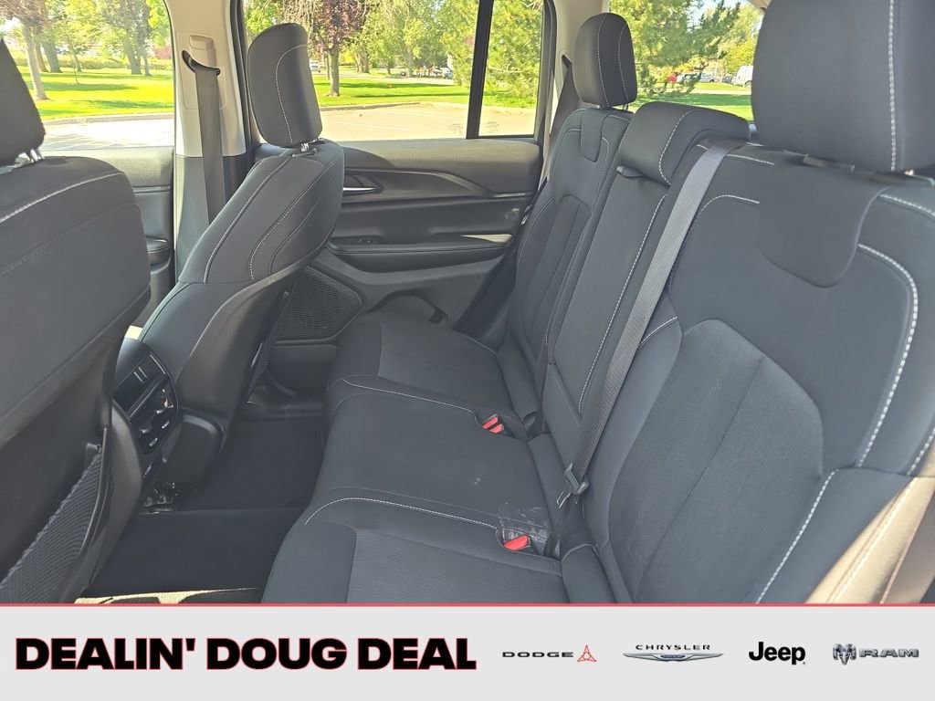 Used 2023 Jeep Grand Cherokee Laredo image 25