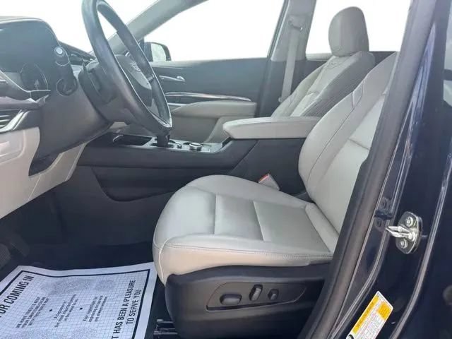 Used 2022 Cadillac XT4 Luxury w/ Cold Weather Package FWD image 9