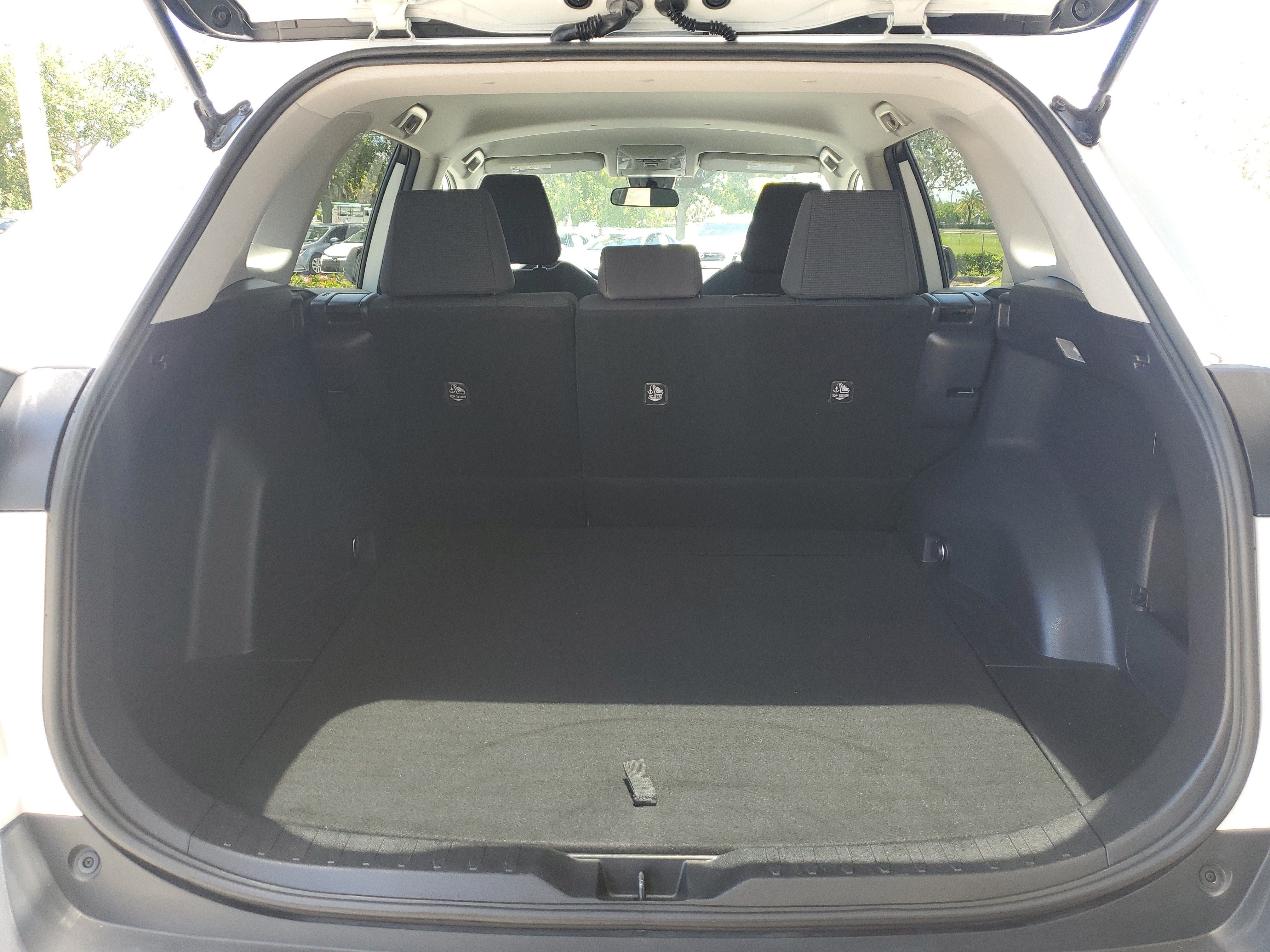 Used 2021 Toyota RAV4 LE FWD image 9