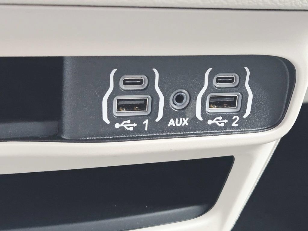 Used 2024 Chrysler Pacifica Touring-L image 32