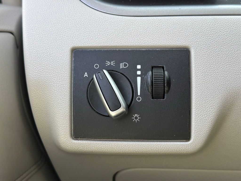 Used 2010 Volkswagen Routan SEL FWD image 32