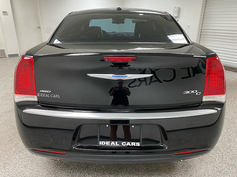 Used 2017 Chrysler 300 C Platinum image 6