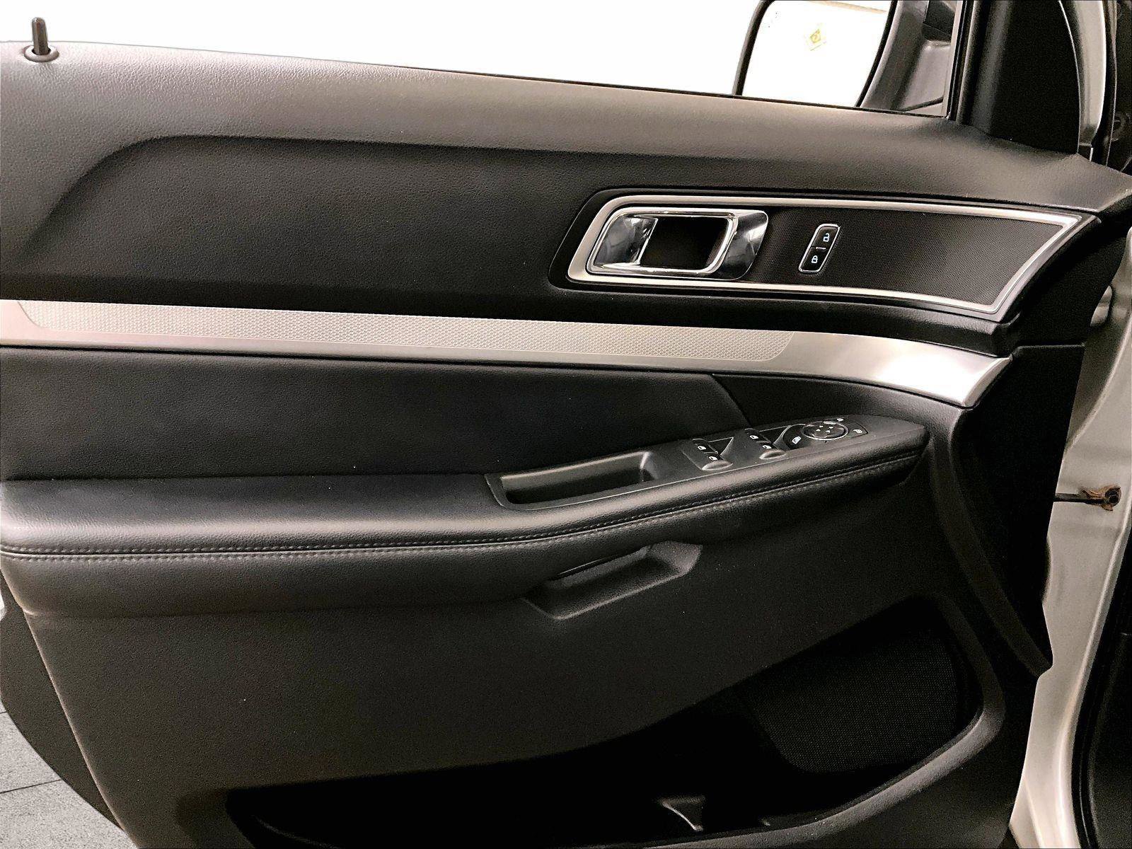 Used 2017 Ford Explorer XLT w/ Equipment Group 202A AWD/4WD image 23