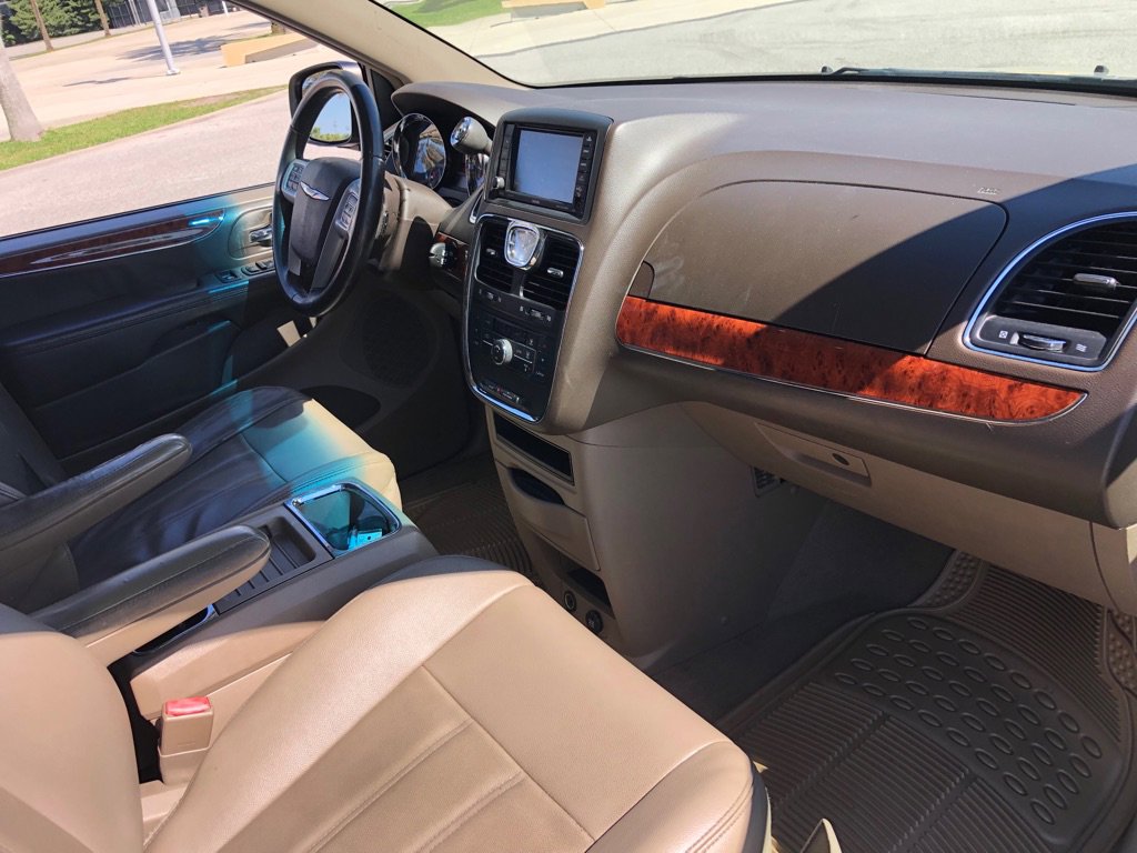 Used 2014 Chrysler Town & Country Touring FWD image 9
