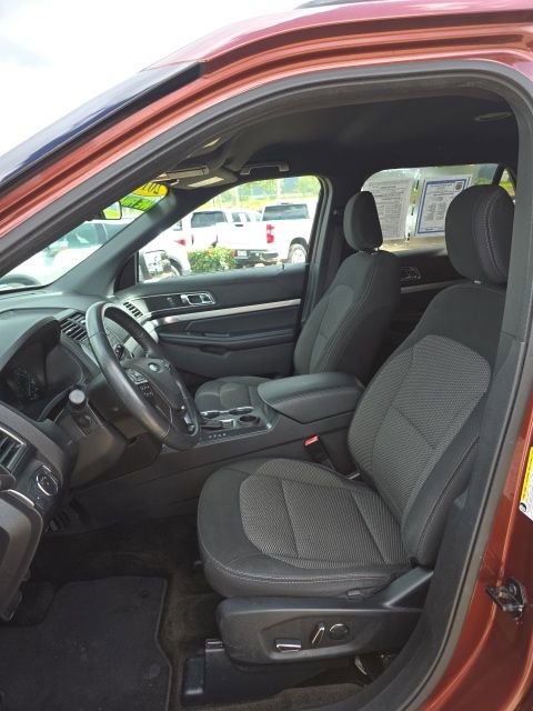 Used 2018 Ford Explorer XLT image 6