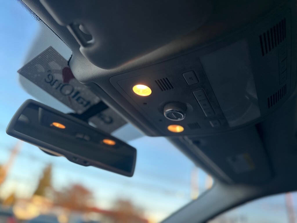 Used 2013 Volkswagen Touareg Sport image 16