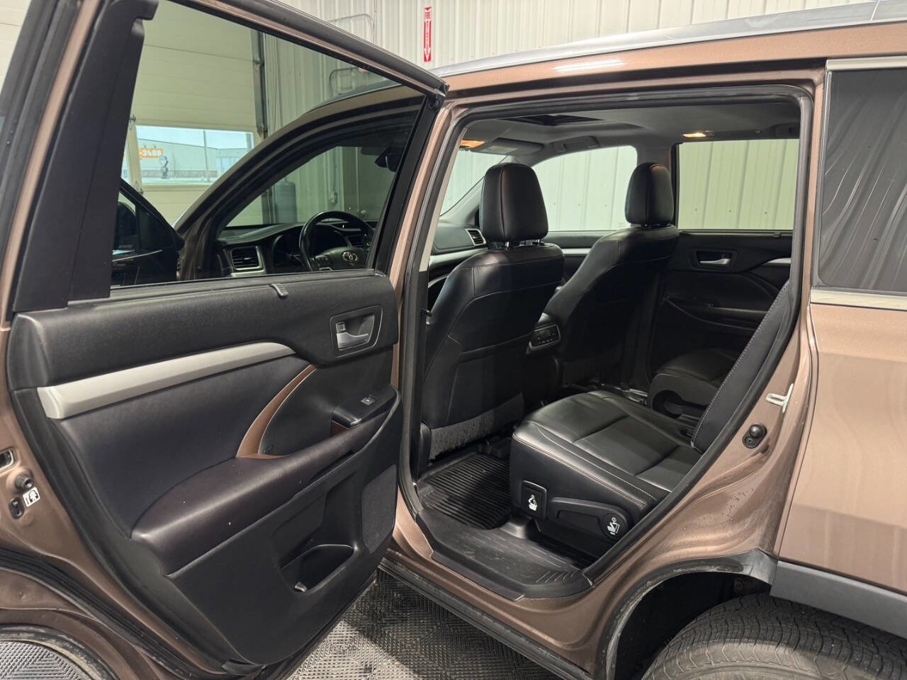 Used 2017 Toyota Highlander XLE image 8