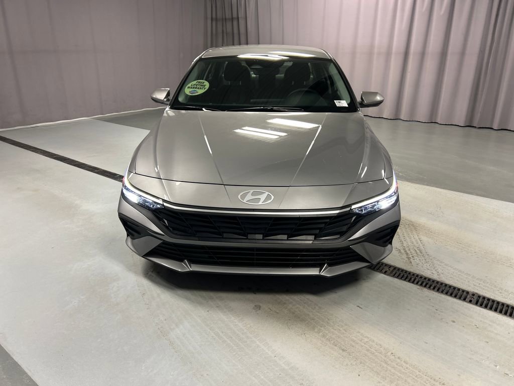 Used 2025 Hyundai Elantra SE image 2
