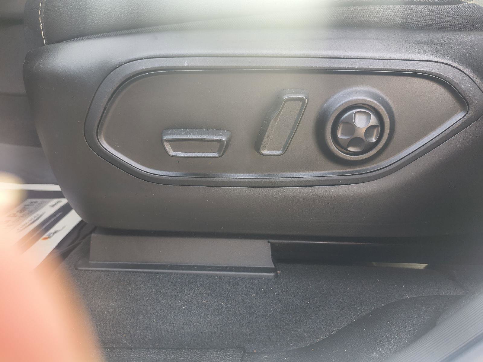 Used 2024 Jeep Grand Cherokee L Altitude AWD/4WD image 13