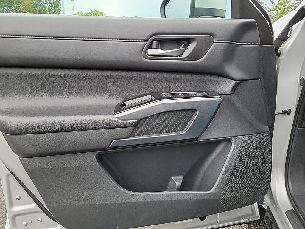 Used 2025 Nissan Pathfinder SL AWD/4WD image 31